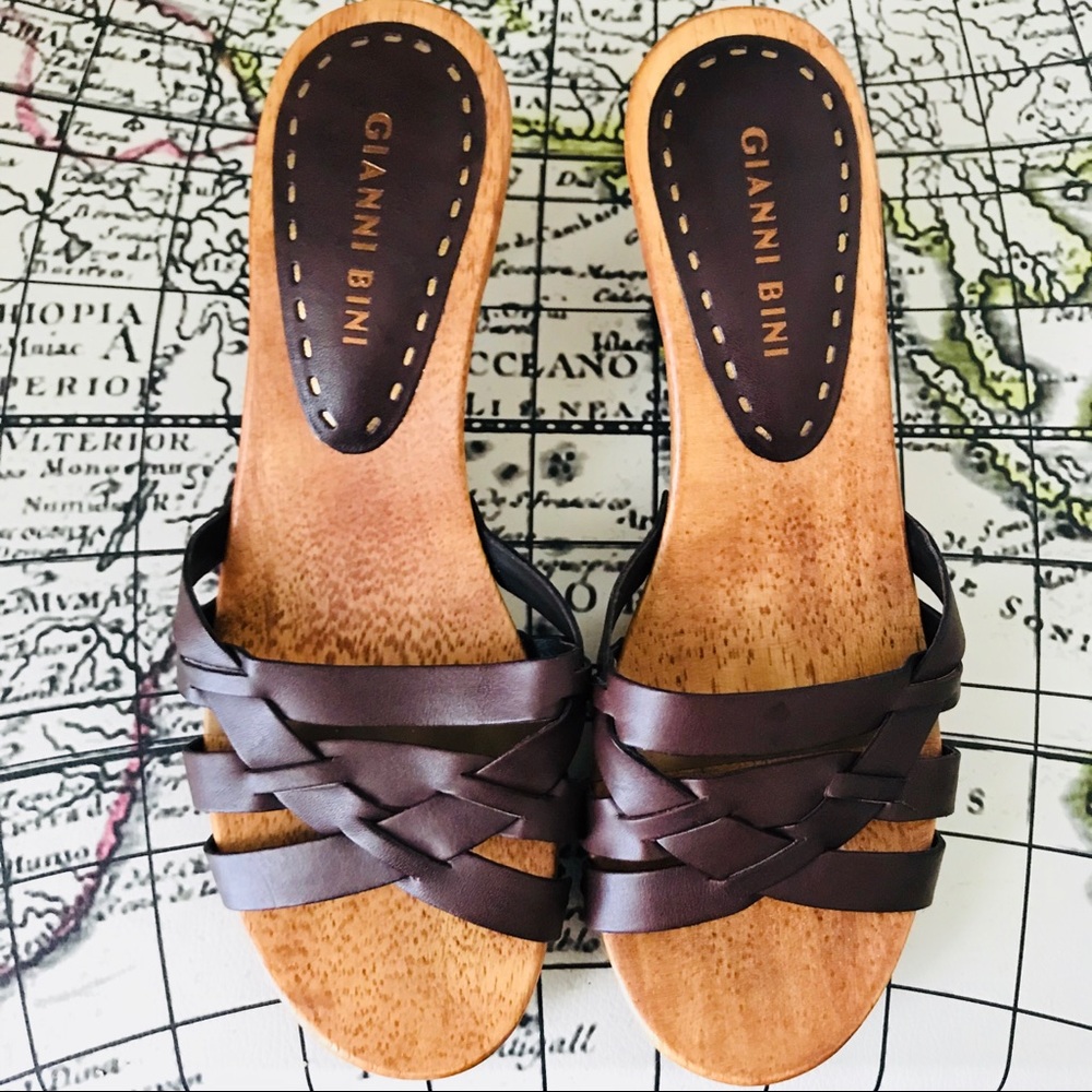 Gianni Bini wood block kitten heel
